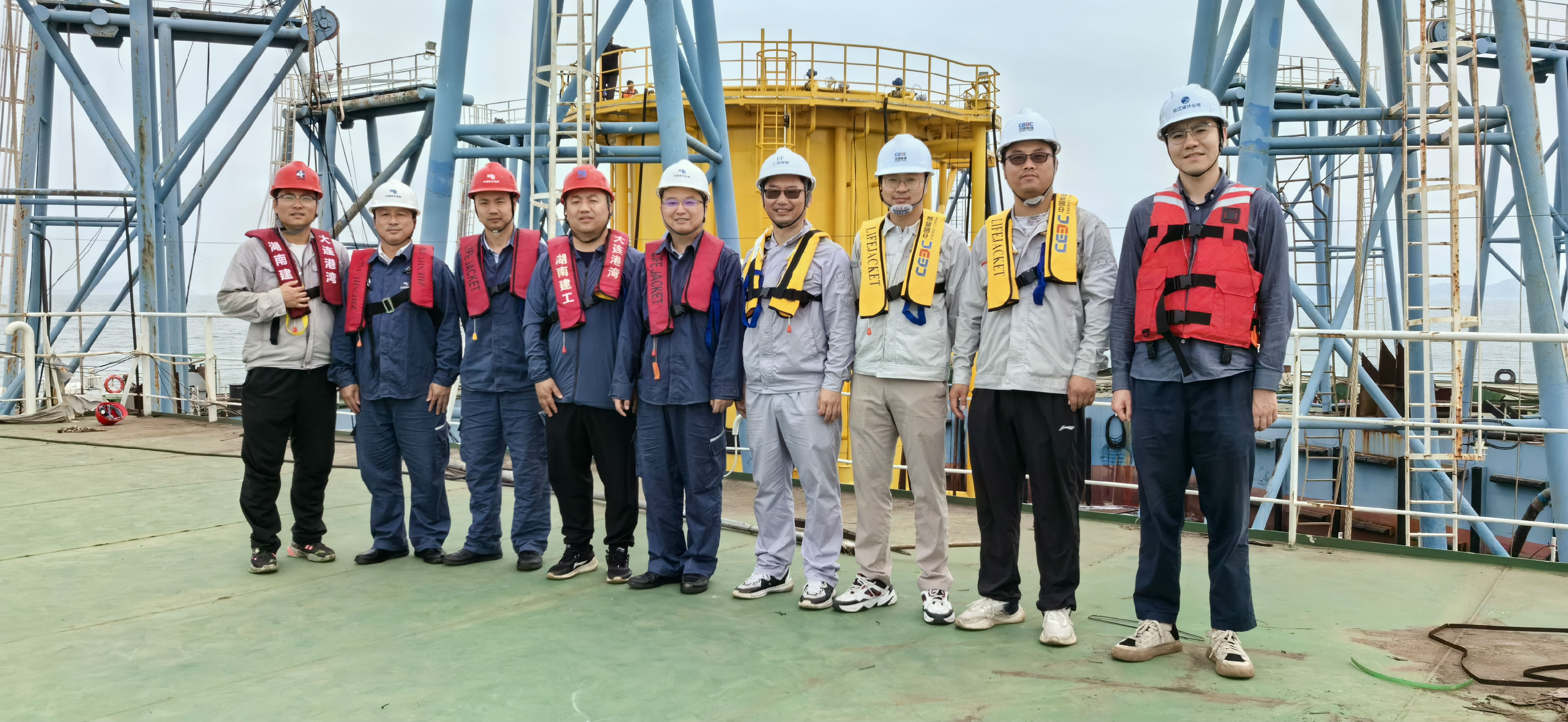 珠海桂山风电第二台筒型基础顺利沉放.jpg